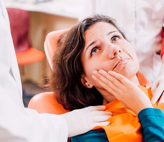 Woman visiting her Dallas emergency dentist for a toothache