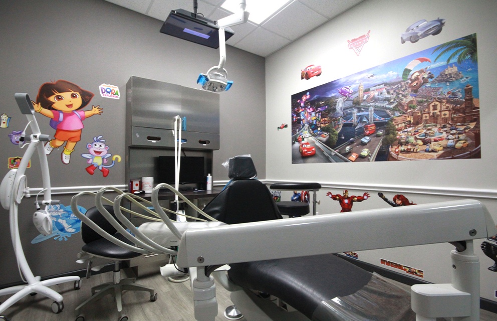 Cartoon characters of dental treatment room walls