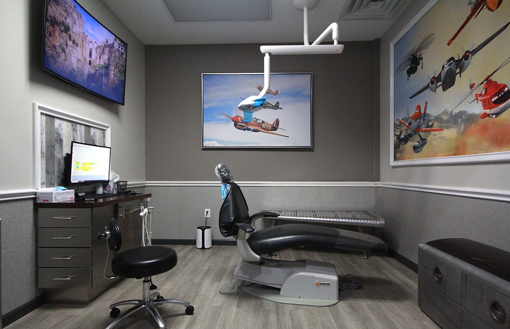 Airplane themed dental treatment room